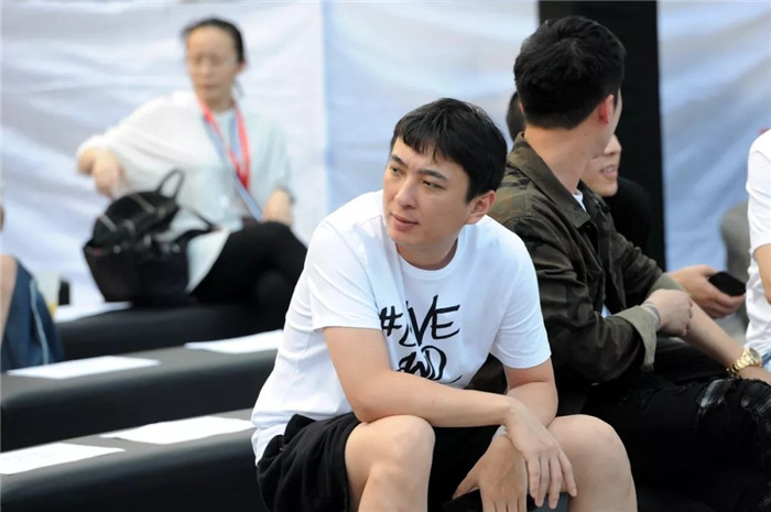 国民老公十年实习期暗淡收场，草根大学生又该如何立足职??？